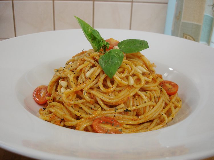 Spaghetti με Pesto λιαστής ντομάτας, βασιλικό και κόκκινη πιπεριά