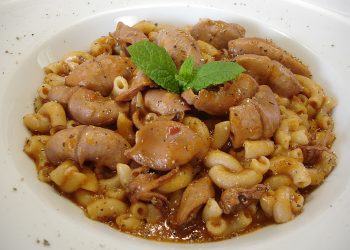 Καλαμαράκια με κοφτό μακαρονάκι ή κοραλάκι