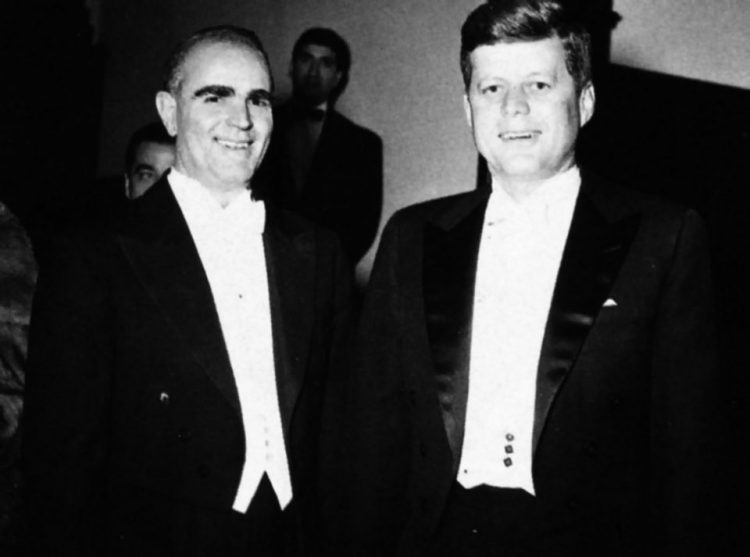 57 χρόνια από τη δολοφονία του Κένεντι – Η τραγική είδηση στον ελληνικό Τύπο και οι εκδηλώσεις αγάπης