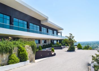 Στην ιδιοκτησία της οικογένειας Μιχάλη Σαράντη το ξενοδοχείο Ανάντι