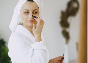 Έτσι θα φροντίσεις σωστά την επιδερμίδα σου τώρα που μένεις στο σπίτι