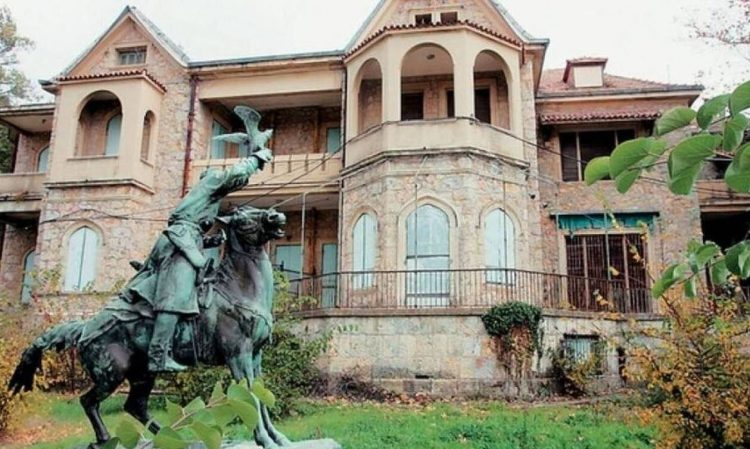 Απίστευτη Ανακάλυψη στο Τατόι: Βρέθηκαν… θαμμένες 70 βαλίτσες της Φρειδερίκης – Τι περιέχουν