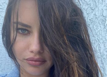 Adriana Lima: Η διάσημη μαμά αποκαλύπτει το μυστικό της για λαμπερά μαλλιά