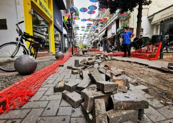 Του… κουτιού ο πεζόδρομος με τις ομπρέλες μετά το lockdown