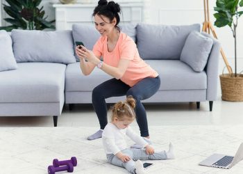Γυμναστική για μαμάδες: Κάντε 600 βήματα σε 5’με αυτό το workout video