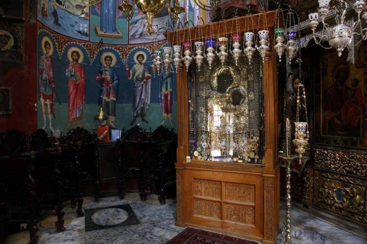 Χειροπέδες σε ιερόσυλο που έκλεψε τάματα από εκκλησία