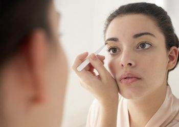 How to | Πώς να βγάλεις τα φρύδια σου μόνη στο σπίτι
