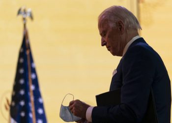 Τζο Μπάιντεν: Γιατί θα κυκλοφορεί για αρκετές εβδομάδες με ειδική μπότα