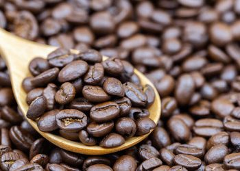 Tips για μαμάδες: Πέντε άγνωστες χρήσεις του καφέ στη ρουτίνα ομορφιάς