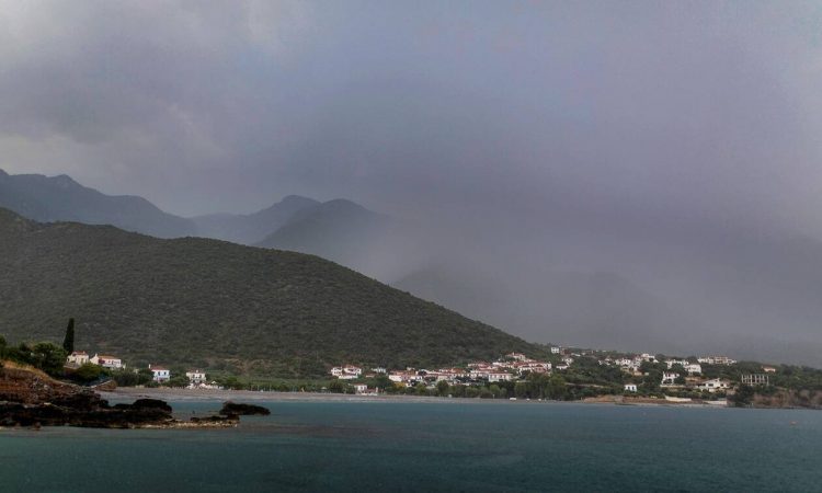 Καιρός σήμερα: Με συννεφιά και θυελλώδεις ανέμους η Παρασκευή – Πού θα βρέξει