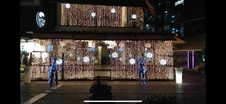 Χριστουγεννιάτικο κλίμα με κλειστά καταστήματα από τους καταστηματάρχες των Τρικάλων