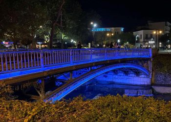 Mήνυμα κατά του διαβήτη από τα Τρίκαλα-Στα…μπλε ντύθηκε η κεντρική πεζογέφυρα