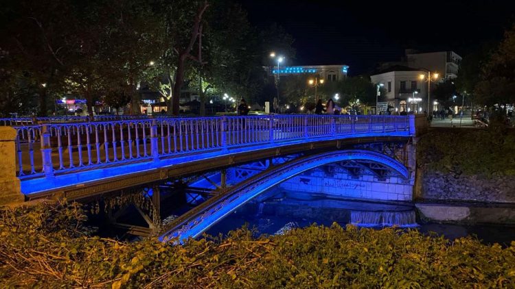 Mήνυμα κατά του διαβήτη από τα Τρίκαλα-Στα…μπλε ντύθηκε η κεντρική πεζογέφυρα