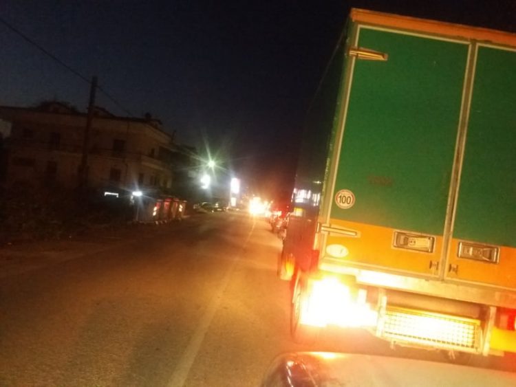 Απίστευτη κίνηση στους δρόμους των Τρικάλων λίγο πριν την καραντίνα