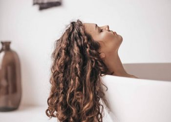 5 λάθη που κάνεις με το conditioner και δε βλέπεις αποτέλεσμα στα μαλλιά σου