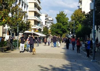 Έσφυζε από ζωή το κέντρο των Τρικάλων-Ξεχύθηκαν στους δρόμους οι Τρικαλινοί για τις τελευταίες αγορές πριν το lockdown