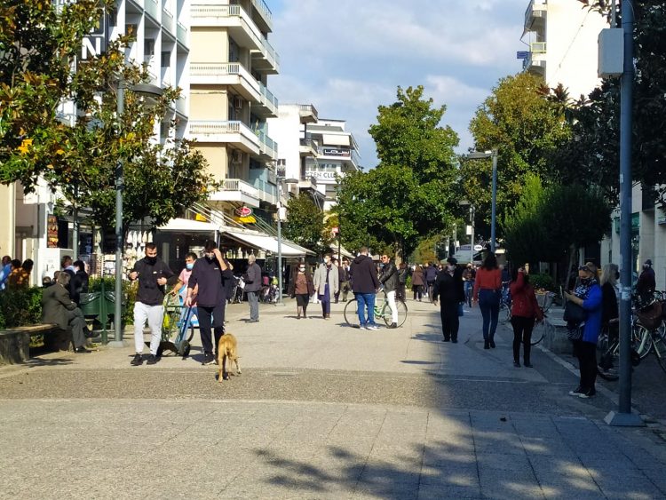 Έσφυζε από ζωή το κέντρο των Τρικάλων-Ξεχύθηκαν στους δρόμους οι Τρικαλινοί για τις τελευταίες αγορές πριν το lockdown