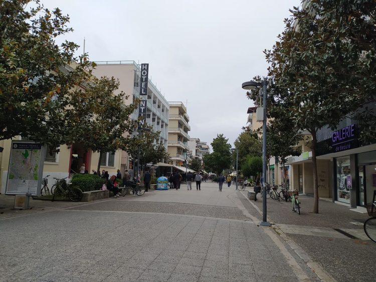 Τρέχουν να προλάβουν οι Τρικαλινοί πριν το lock down