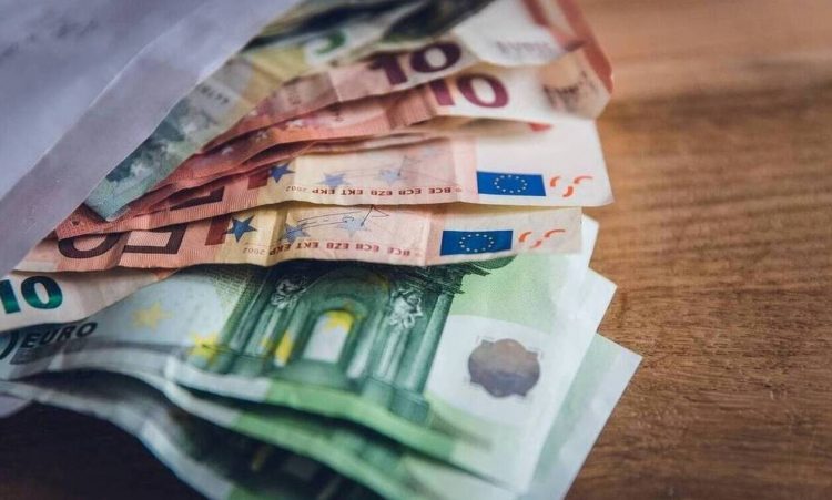 «Βρέχει» λεφτά μέχρι τέλος του χρόνου: Οι 9 πληρωμές – Ποιους αφορούν