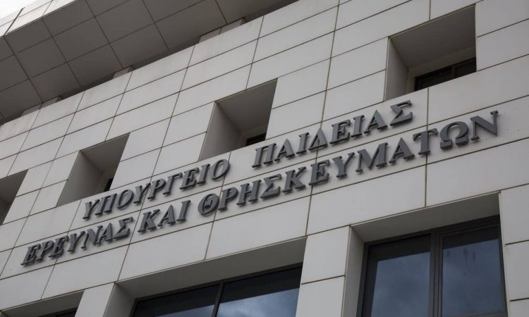 Lockdown – τηλεκπαίδευση: Όποια πέτρα κι αν σηκώσεις από κάτω είναι το υπουργείο Παιδείας