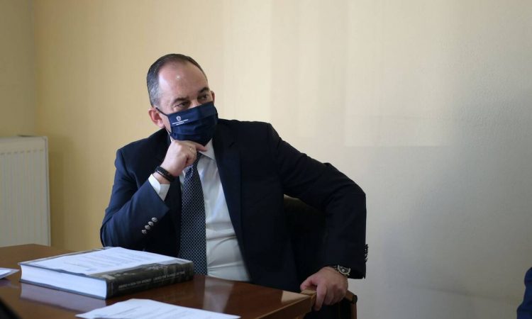 Κορονοϊός: Στον Ευαγγελισμό ο Γιάννης Πλακιωτάκης – Ακολουθεί φαρμακευτική αγωγή