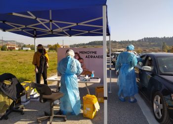 Ουρές για τα rapid test στα Τρίκαλα