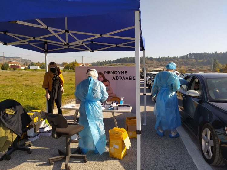 Ουρές για τα rapid test στα Τρίκαλα