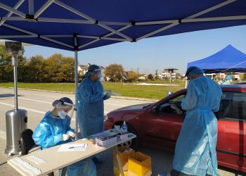 Ουρές για τα rapid test στα Τρίκαλα