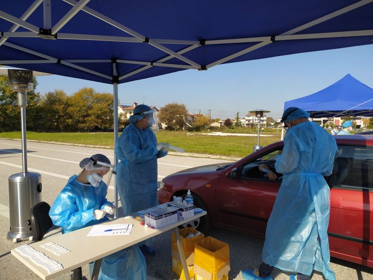 Ουρές για τα rapid test στα Τρίκαλα
