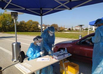 Ουρές για τα rapid test στα Τρίκαλα