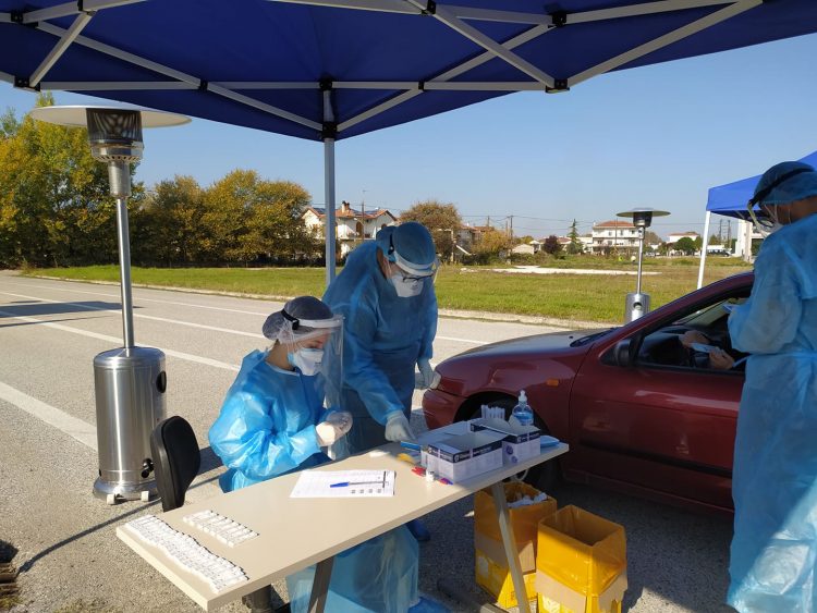 Ουρές για τα rapid test στα Τρίκαλα