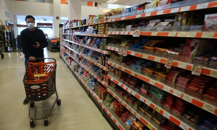 Σούπερ μάρκετ: Η λίστα με τα προϊόντα που απαγορεύεται να πωλούν από σήμερα – Όλοι οι ΚΑΔ