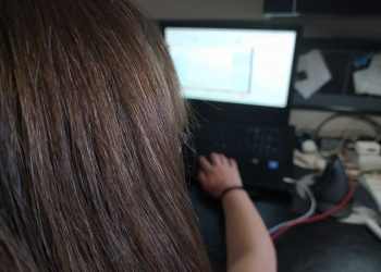 Αντί για πίνακα οθόνη κι αντί μολύβι ποντίκι… Οι μαθητές στην εποχή του covid