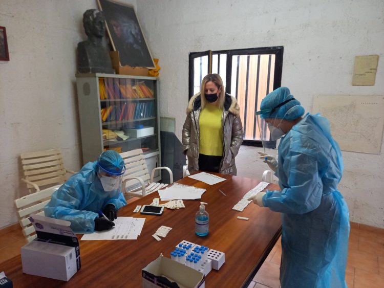 Rapid test πραγματοποιήθηκαν στο Αμαξοστάσιο του Δήμου Μετεώρων