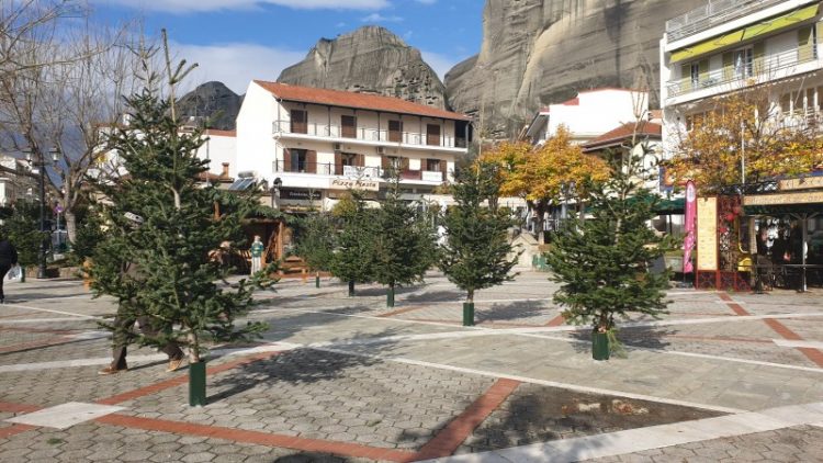 Ο στολισμός των δέντρων με μάσκα και αποστάσεις στον Δήμο Μετεώρων