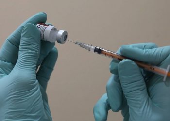 Εμβόλιο κορονοϊού: Ακόμα και πριν τα Χριστούγεννα οι πρώτες δόσεις στην Ελλάδα – Ποιοι θα λάβουν SMS