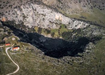 Ένα ασυνήθιστο θέαμα στον Πετρόπορο που κεντρίζει αιώνες τώρα την προσοχή