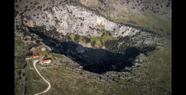 Ένα ασυνήθιστο θέαμα στον Πετρόπορο που κεντρίζει αιώνες τώρα την προσοχή