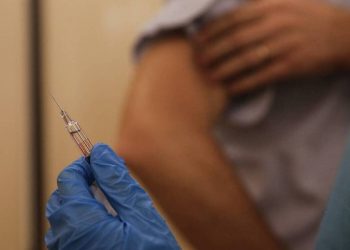 Κορονοϊός: Συγκλονίζει εθελοντής του εμβολίου των Pfizer και Biontech