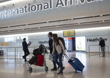 Κορονοϊός: Στην «απομόνωση» η Βρετανία – Τρέχει να προλάβει τη μετάλλαξη η Ευρώπη