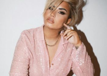 Η Demi Lovato μάς έβαλε σε Xmas mood με το νέο μανικιούρ της