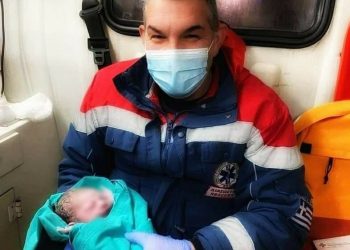Μωρό γεννήθηκε μέσα σε ασθενοφόρο του ΕΚΑΒ