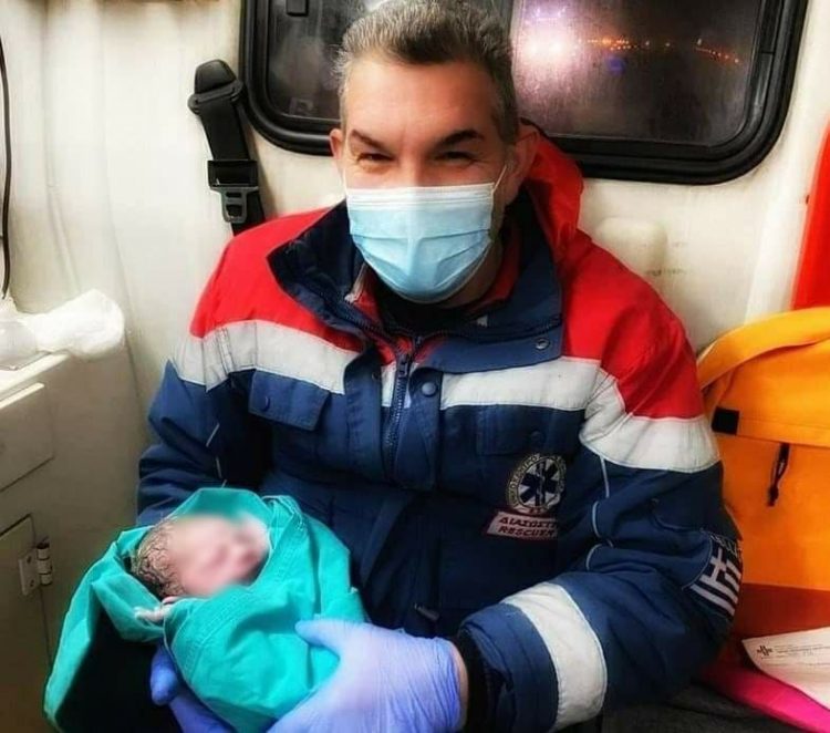 Μωρό γεννήθηκε μέσα σε ασθενοφόρο του ΕΚΑΒ