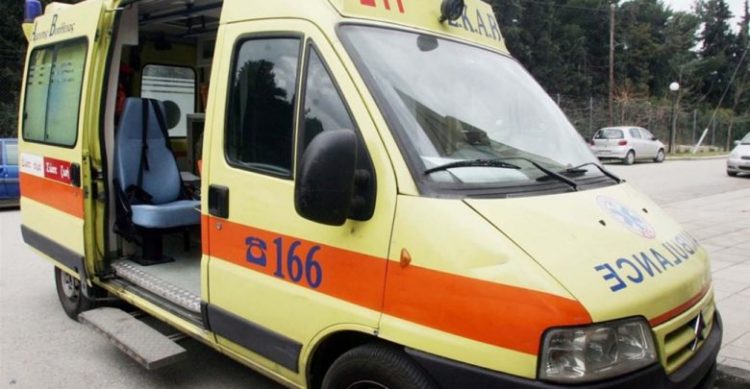 Συναγερμός σε ΕΚAΒ και πυροσβεστική για εκτροπή αυτοκινήτου με εγκλωβισμό στην Λαρίσης-Τρικάλων