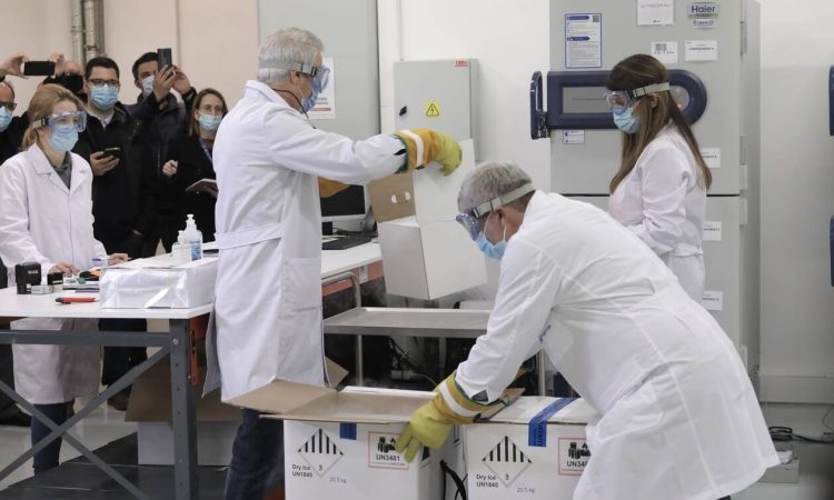 Εμβόλιο – Βήμα βήμα η διαδικασία: Πώς να κλείσετε ραντεβού – Ποιοι έχουν προτεραιότητα
