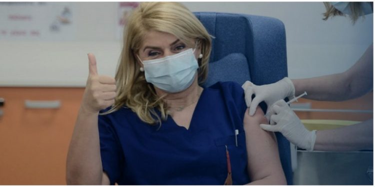 Ιστορική στιγμή: Έγινε ο πρώτος ο εμβολιασμός στην Ελλάδα