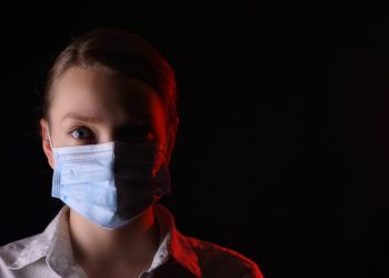 Αν είσαι θύμα ενδοοικογενειακής βίας, αρκεί να πας στο φαρμακείο και να ζητήσεις μια “Μάσκα-19”