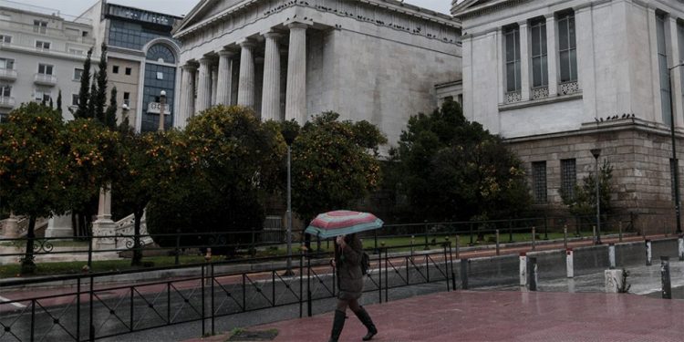 Βροχερός ο καιρός σήμερα Τρίτη – Πότε υποχωρεί η κακοκαιρία