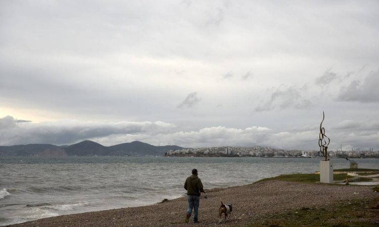 Καιρός σήμερα: Τρίτη με νεφώσεις και πτώση της θερμοκρασίας – Η πρόγνωση για τα Χριστούγεννα