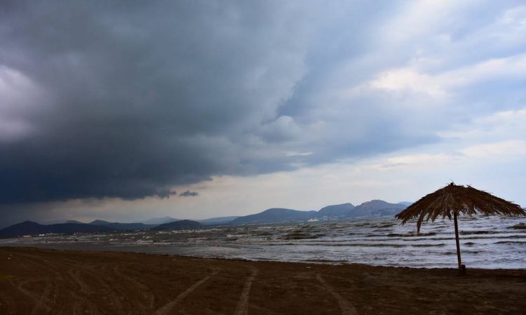 Καιρός: Με συννεφιά και βροχές η Παρασκευή – Η πρόγνωση μέχρι την προπαραμονή των Χριστουγέννων